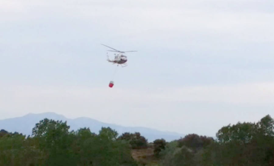El helicóptero realiza una intervención en la chopera de Hornos. 