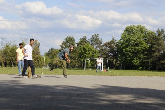 Éric Guinea, a la derecha, hace sus pinitos con el críquet y lanza la pelota. 