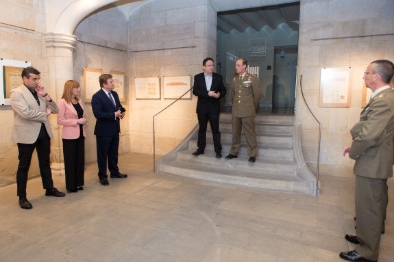 Inauguración de la exposición 'La arquitectura de los cuarteles', ayer en la Sala Fermín Álamo del COAR. :: Sonia Tercero