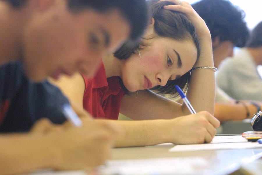 Un grupo de estudiantes responde a las preguntas de un examen. 