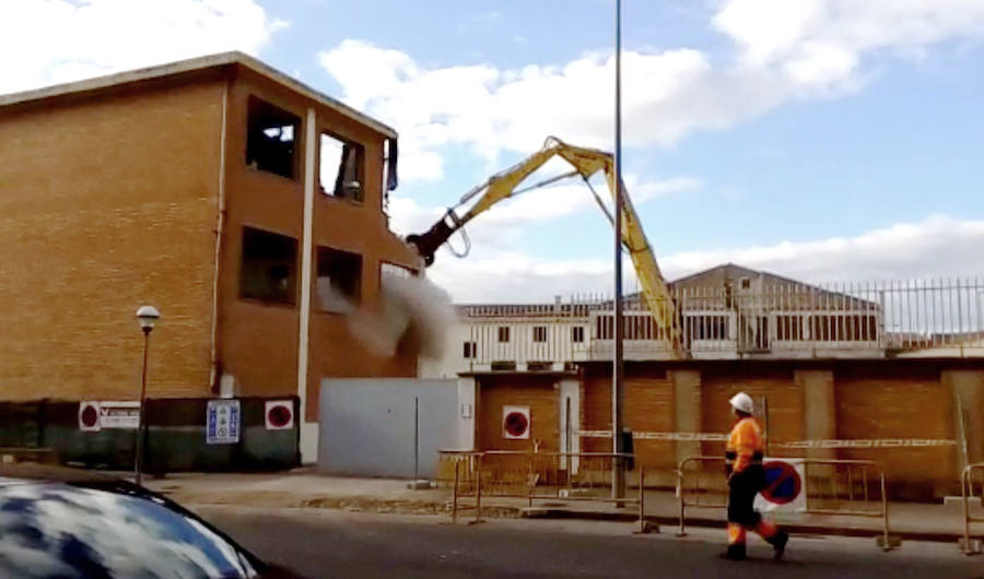 Una máquina procede a derribar el edificio del colegio Paula Montal. 