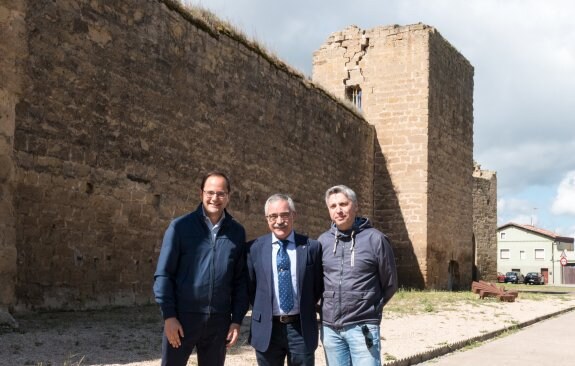 César Luena y Agustín García Metola, ayer junto a la muralla calceatense. :: albo