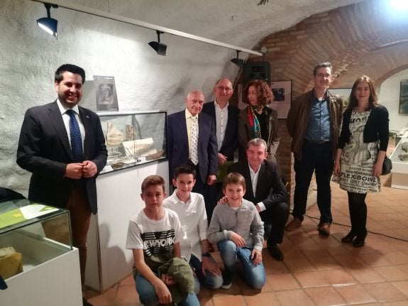 Responsables del Ayuntamiento y del Museo, junto a la familia del Grupo Elastorsa en la donación. :: E.P.