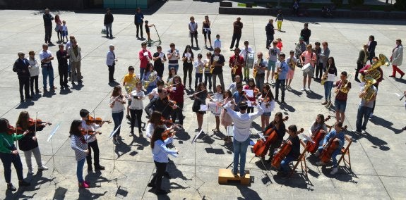 Todos los músicos de la banda juvenil interpretando el tema 'Baby Elephant Walk' para el 'flashmob'. :: i. álvarez. 