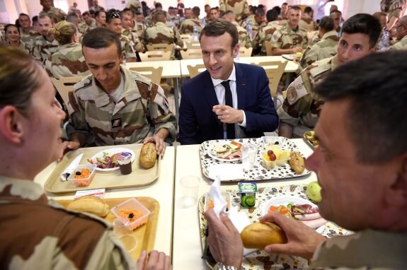 Macron visita a soldados franceses en Mali en su primer viaje fuera de Europa. :: C. petit Tesson/ EFE