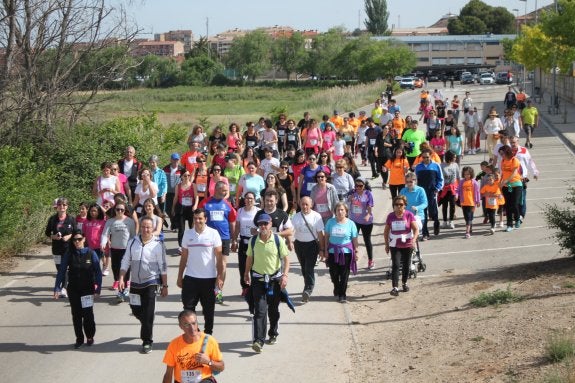 El grupo que realizó los 7 kilómetros andando fue el más numeroso entre las cuatro maneras distintas de hacer la Marcha Solidaria. :: 