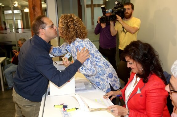 César Luena, secretario general de los socialistas riojanos, besa a Inmaculada Ortega en presencia de Concha Andreu. :: juan marín