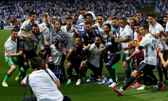 Los jugadores del Real Madrid,
con Sergio Ramos y Raphael
Varane en cabeza, celebran el
título de Liga conquistado ayer
en La Rosaleda. :: juan medina / reuters