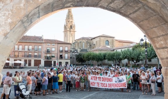 Manifestación celebrada en agosto del 2016 a favor de la muralla, convocada por Ayuela. :: 