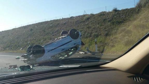 Imagen del vehículo siniestrado esta mañana en la AP-68. 