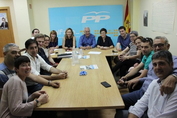 Ceniceros, con representantes populares de Alfaro y Cervera. :: 