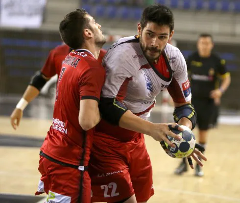 Javi García ante el Huesca. :: J. M.
