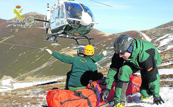 Evacuación de heridos por parte del Equipo de Rescate e Intervención en Montaña de la Guardia Civil en La Rioja. 