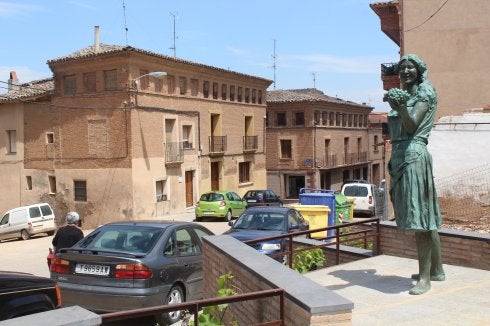 La escultura se encuentra entre las calles Cava y Juan Carlos I. :: 