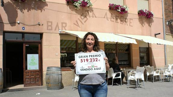 Elda Olave, feliz con el premio que ha sellado para un vecino desconocido de Baños. 