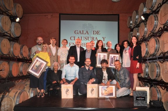 Foto de familia de los ganadores y nominados, anoche en la entrega de premios, que tuvo lugar en Bodegas Ramón Bilbao de Haro. :: c.v.