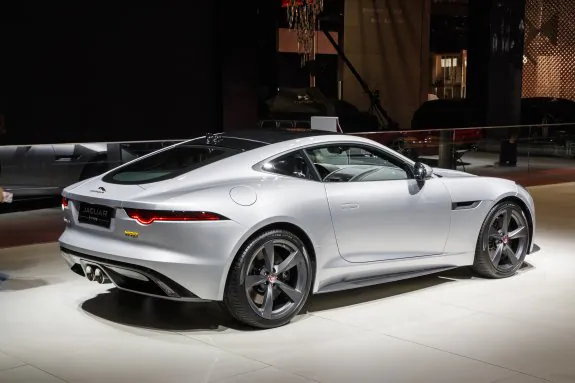 El Jaguar F-Type ha experimentado ligeros cambios en su estética. :: L.R.m.