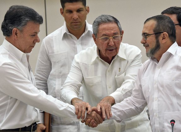 Castro apadrina el apretón de manos de Santos y 'Timochenko. :: afp

