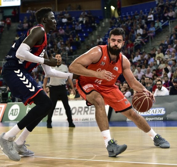 Dubljevic (dcha,) intenta superar al pivot del Baskonia Diop. :: efe