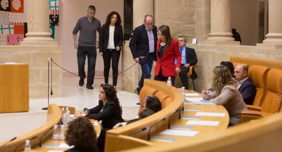Los diputados de Podemos acceden a sus escaños en un pleno anterior. :: sonia TERCERO