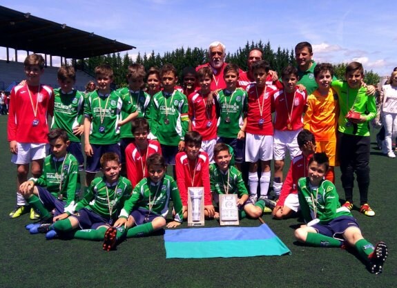 Al término de la final de la liga alevín 2006, nivel A, campeones (Villegas) y subcampeones (Berceo) quisieron posar juntos en un gesto deportivo.
