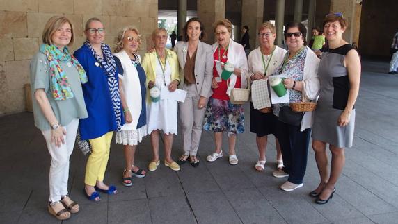 La alcaldesa participa en la cuestación contra el cáncer. 