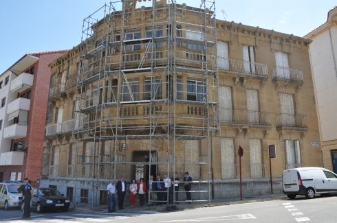 Responsables de Fomento, del Ayuntamiento de Haro y de la empresa que ejecutará las obras, durante su visita ayer al edificio. :: c.v.
