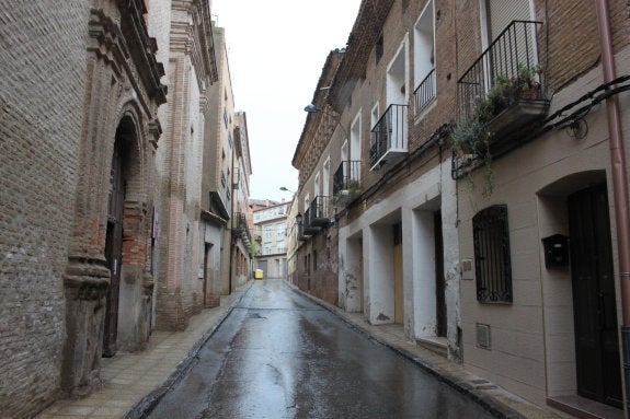 La calle de la iglesia del Burgo será uno de los ejes de la reforma y urbanización del barrio. :: E.P.