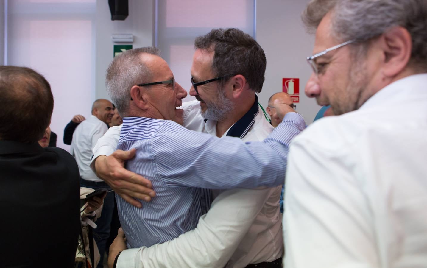 Rubén Antoñanzas recibe el abrazo de un compañero. 