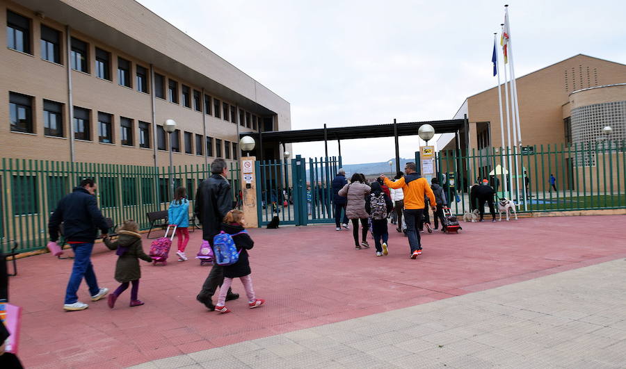Niños y padres acuden a un colegio de Logroño. 
