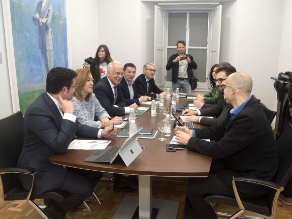 Representantes del Gobierno y de Ciudadanos, en la reunión que tuvieron ayer en el Palacete. 