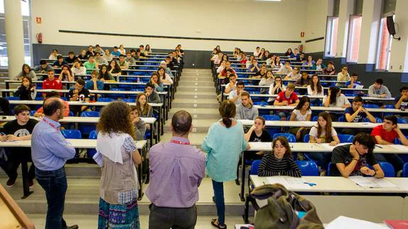 Los alumnos atienden a las explicaciones de los profesores antes de iniciar su examen de EBAU. 