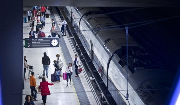 El Intercity, ayer en su llegada a la estación de Logroño cerca de las 22 horas. :: 