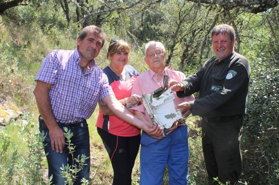 Pablo Merino y Catalina Bastida, teniente de alcalde y alcaldesa, junto a JuanMartínez y el guarda mayor actual, Javier Ochoa. :