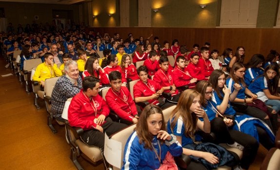 Lleno absoluto.  El salón de actos de la Biblioteca de La Rioja presentaba un aspecto inmejorable en la I Gala del Balonmano Riojano, organizada por la Federación.