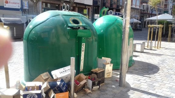 Foto de archivo de un contenedor a rebosar de botellas y cajas, en Bretón de Los Herreros. :: la rioja