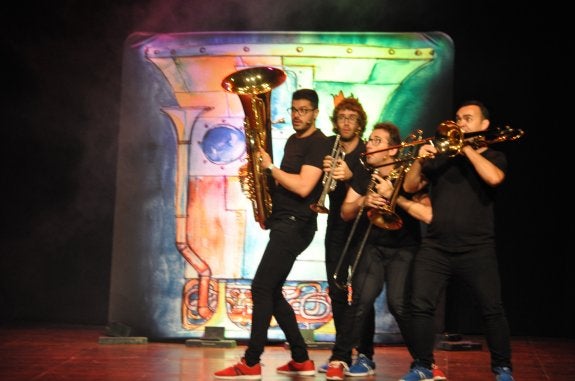 Los niños disfrutaron con la actuación de 'La máquina de los vientos'. :: 