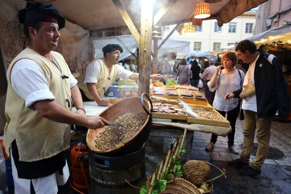 Despliegue renacentista. Los mercados callejeros del Casco Antiguo son uno de los espacios más concurridos durante estas fiestas. :: 