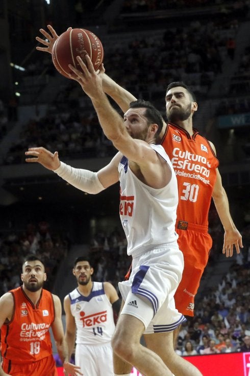 Rudy Fernández entra a canasta ante Joan Sastre. :: efe