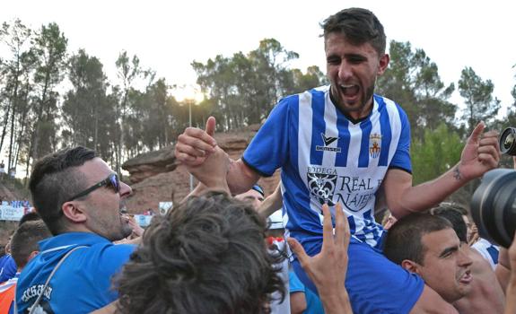 Iván Rojo, el héroe de las dos eliminatorias, a hombros