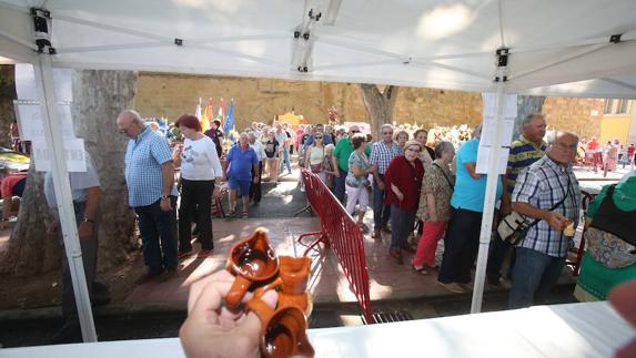 Largas colas para participar de la tradición del pez en San Bernabé. 