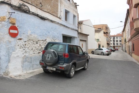 Calle Ribote, en la que el Ayuntamiento ha centrado su plan de mejora de pavimento y redes. :: 