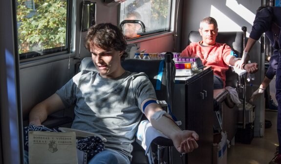 Imagen de archivo de unos donantes de sangre. :: díaz uriel