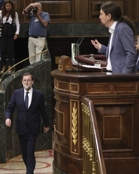 Rajoy regresa a hemicliclo, tras
ausentarse unos minutos, con
Iglesias en la tribuna de oradores.
:: s. Barrenechea / efe
