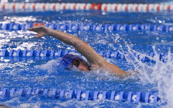 Un escolar, en una prueba de estilo libre, disputada esta campaña. :: Fernando Díaz