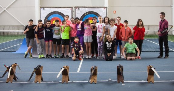 Tiro con arco. Escolares del colegio La Estación de Arnedo tuvieron, en Prado Salobre, su primer contacto con este deporte olímpico.