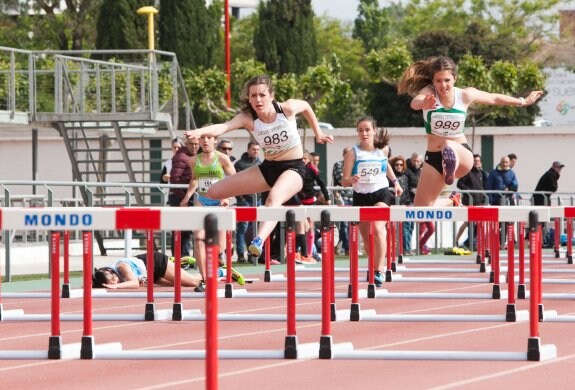 Prueba escolar femenina de vallas celebrada en Logroño. :: Fernando Díaz