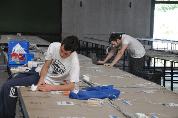 Los alumnos ultimaban ayer los preparativos de Rioj@party. :: c.v.