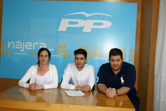 López, Azofra y Salaverri, ayer en la sede najerina del PP. :: F. D.