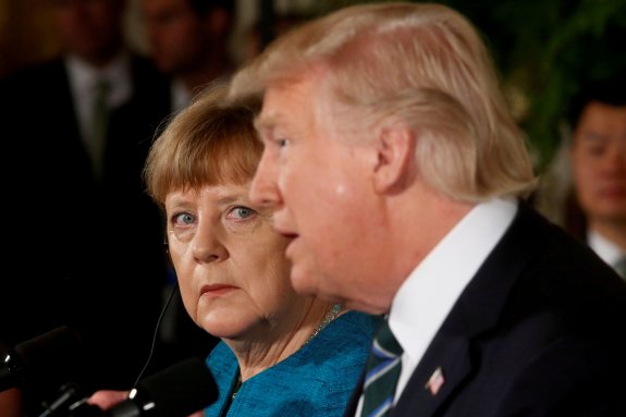 Angela Merkel observa a Donald Trump. :: Jonathan Ernst / reuters